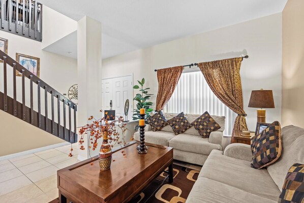 Smart TV, foosball, table tennis - Luxury executive villa near Disney World in a gated community, WELCOME HOME (Davenport)