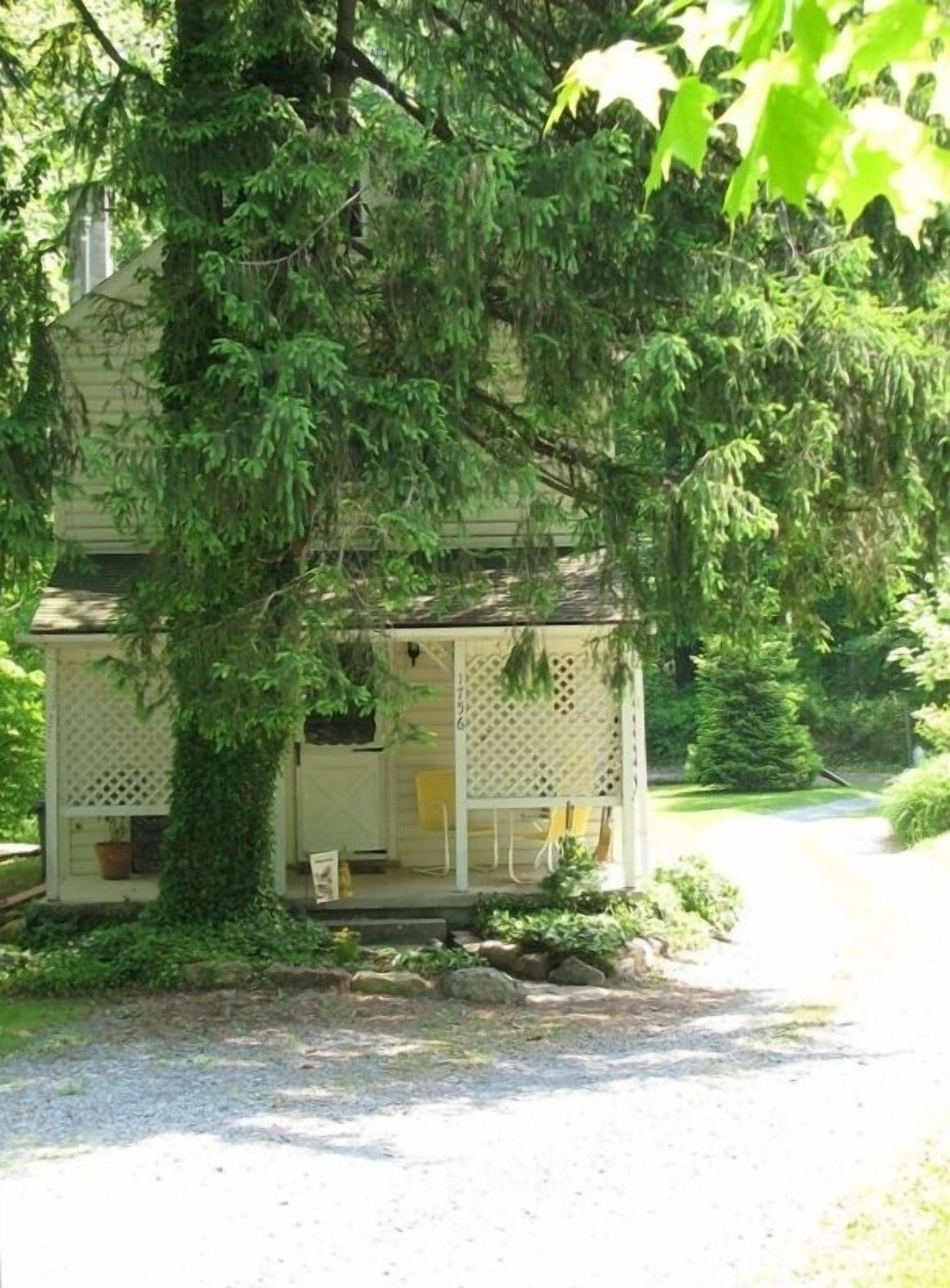 A Cottage in Woods Near Skiing, Lake, and Historical Sites