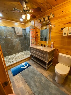 Shower, hair dryer, towels, soap - Spacious cabin located in the Blue Ridge Mountains on the beautiful lake Nottely (Blairsville)