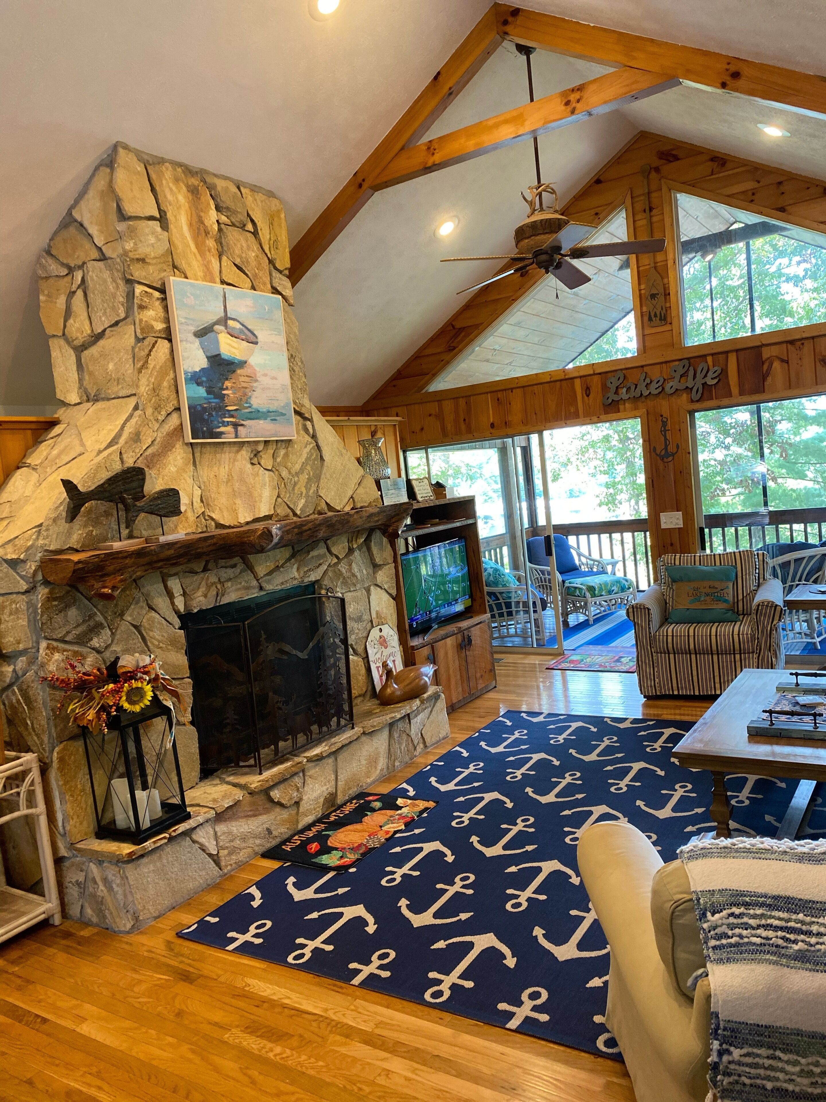 Smart-tv, pejs, dvd-afspiller, bordfodbold