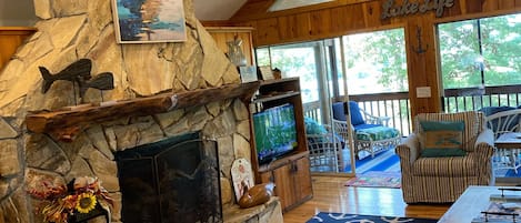 TV connectée, cheminée, lecteur de DVD, baby-foot