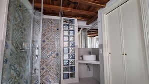 Dusche, Haartrockner, Bidet, Handtücher