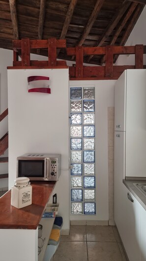 Fridge, microwave, oven, stovetop - Studio Della Pace, Charming & Romantic - Piazza Navona - RENOVATED (Roma)