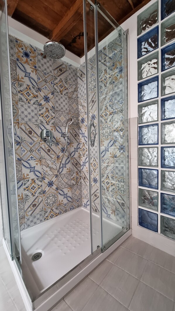 Dusche, Haartrockner, Bidet, Handtücher