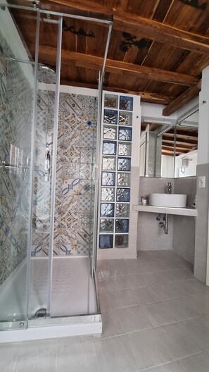 Dusche, Haartrockner, Bidet, Handtücher