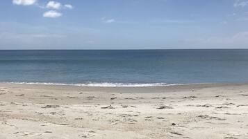 Playa en los alrededores y toallas de playa