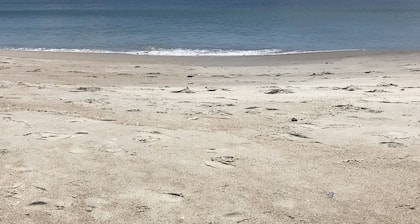 “Castaways" Atlantic Beach Family Fun Cottage