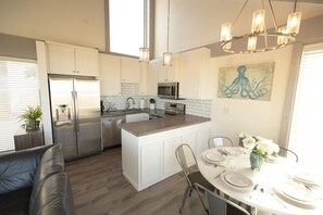 Dining - Ocean Front...Sand in your toes getaway! (Cloverdale)