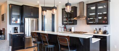 Refrigerador, microondas, horno y parrilla de estufa