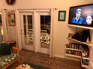 Flachbildfernseher, Netflix, DVD-Player, Bücher