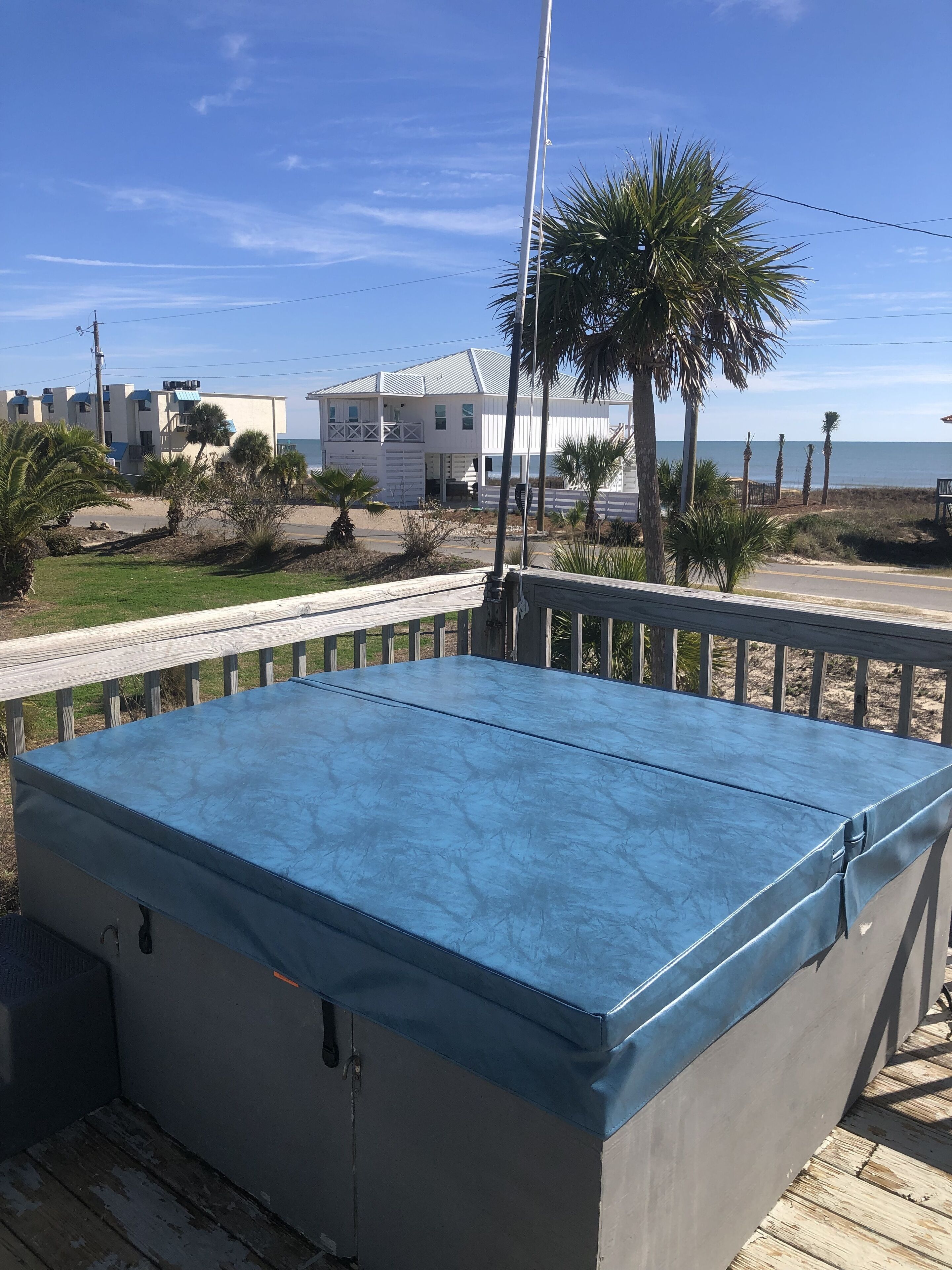 Ein überdachter Sitzbereich mit Blick auf Strand und Meer.