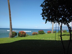 Property grounds - Third Floor Oceanfront Condo Steps From the Beach in The Peaceful Kuleana Resort (Lahaina)