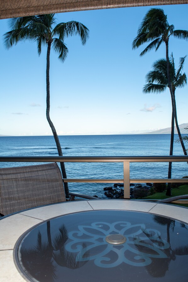 Property grounds - Third Floor Oceanfront Condo Steps From the Beach in The Peaceful Kuleana Resort (Lahaina)