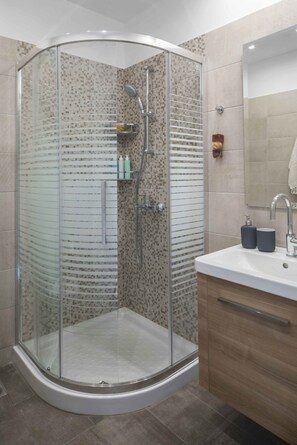 House, 4 Bedrooms | Bathroom shower - Athenian House in Plaka (Athens)