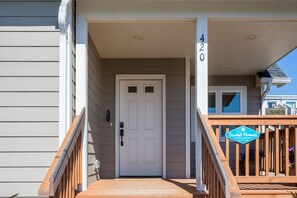 Exterior detail - Nye Beach, Hot tub, Dog friendly, Hip Decor, Walk to Beach! (Newport)