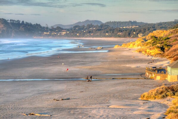 Beach nearby - Nye Beach, Hot tub, Dog friendly, Hip Decor, Walk to Beach! (Newport)