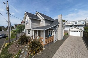 Exterior - Nye Beach, Hot tub, Dog friendly, Hip Decor, Walk to Beach! (Newport)