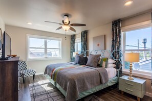 2 bedrooms, iron/ironing board, free WiFi, bed sheets - Nye Beach, Hot tub, Dog friendly, Hip Decor, Walk to Beach! (Newport)