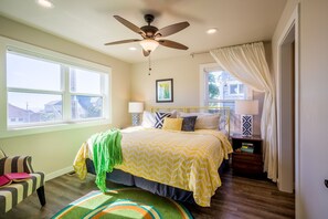 2 bedrooms, iron/ironing board, free WiFi, bed sheets - Nye Beach, Hot tub, Dog friendly, Hip Decor, Walk to Beach! (Newport)