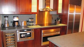 雪櫃、微波爐、焗爐、爐具