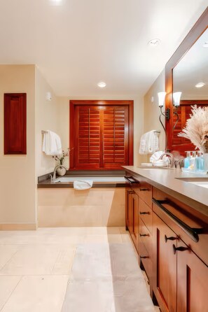 Une salle de bain moderne avec un meuble-lavabo en bois, un grand miroir et un porte-serviettes.
