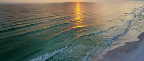 بالقرب من الشاطئ، كراسي للتشمس، مناشف للشاطئ