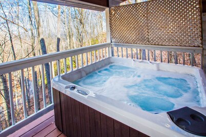Log Heaven PET-FRIENDLY, BEAR SIGHTING, HOT TUB