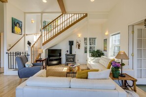 TV, fireplace, DVD player