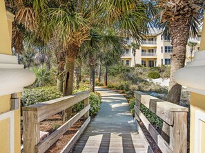 Property grounds - Gulf Haven - Professionally Decorated 4BR/3.5BA (Gulf Shores)