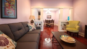Smart TV, DVD player - Grand Home with views of Street Car
Near French Quarter, Superdome (New Orleans)