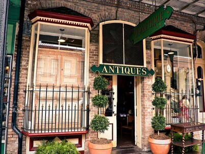 Grand Home with views of Street Car
Near French Quarter, Superdome
