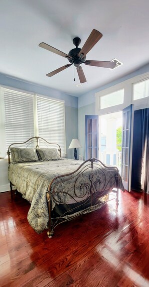 5 bedrooms, iron/ironing board, free WiFi, bed sheets