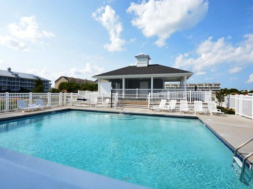 GorgeousTownhouse,Beautiful Bay Views,1 block from Ocean, Free WiFi, linens inc.