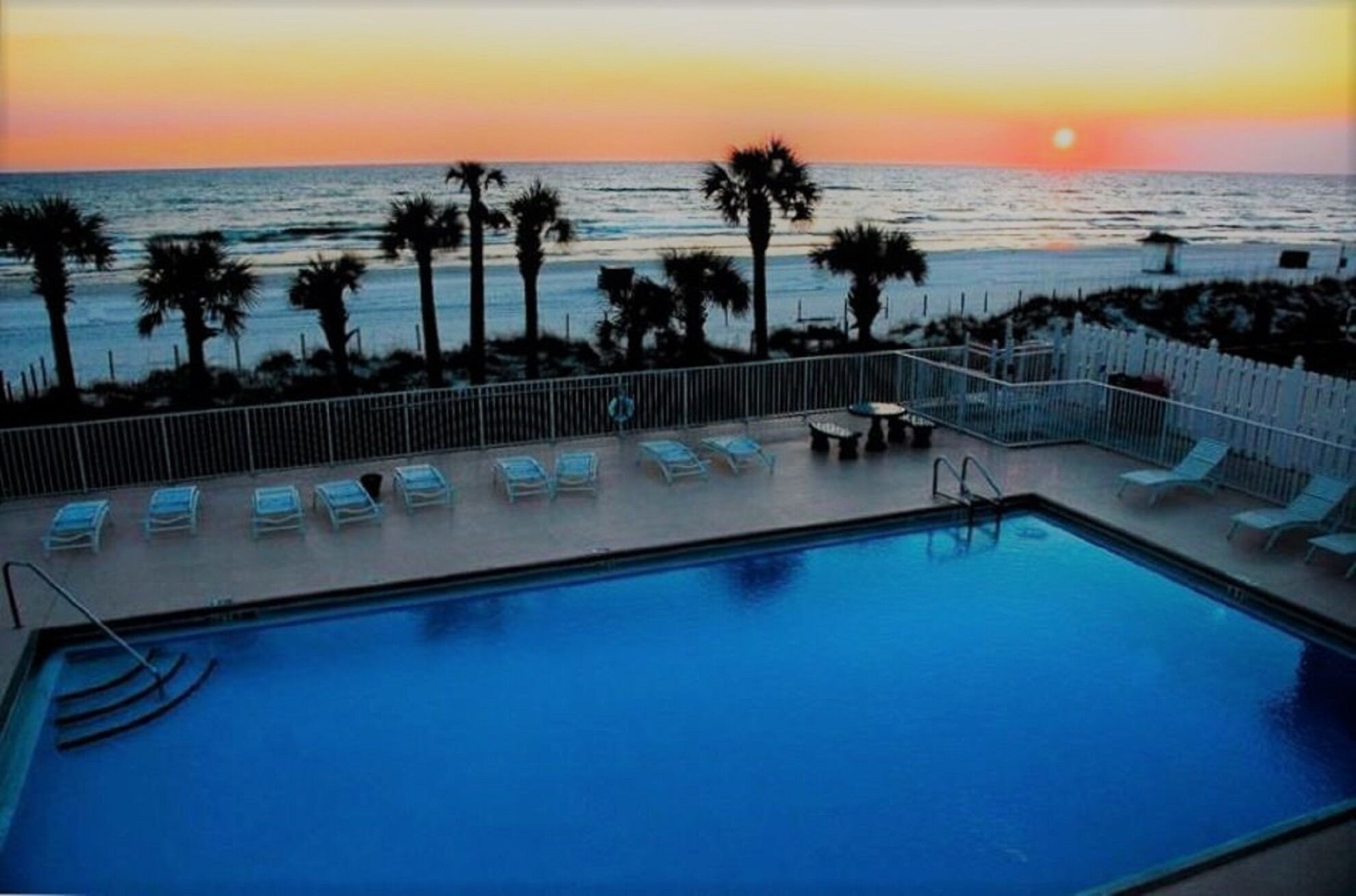 beach side pool / pub / beach access - approx. 6 minute walk from townhouse