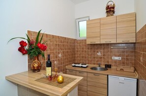 Studio, Terrace, Garden View | Private kitchenette | Fridge, stovetop, coffee/tea maker, electric kettle - Apartments Samardzic (Tivat)