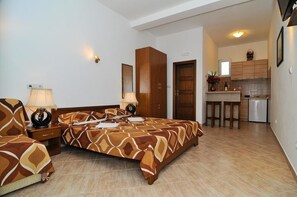 Studio, terrasse, hageutsikt | Skrivebord, lydisolert, strykejern/-brett og barnesenger