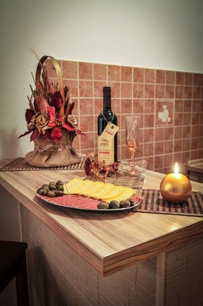 Studio, terrasse (2) | Skrivebord, lydisolert, strykejern/-brett og barnesenger