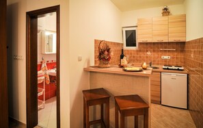 Studio, terrasse (2) | Eget tekjøkken | Kjøleskap, kokeplater, kaffetrakter/tekoker og vannkoker