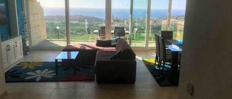 Apartment, 2 Bedrooms, Sea View | Ruang tamu | TV skrin rata