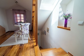 Appartement Duplex | Ameublement personnalisé, bureau, rideaux occultants