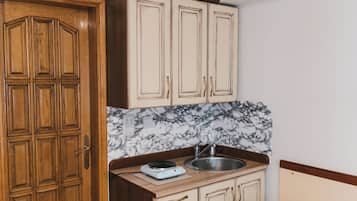 Estudio | Cocina privada | Refrigerador, parrilla de estufa y tetera eléctrica