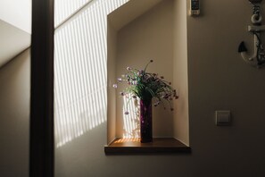 Nhà Duplex | Trang bị nội thất với thiết kế riêng biệt, bàn, màn/rèm cản sáng 