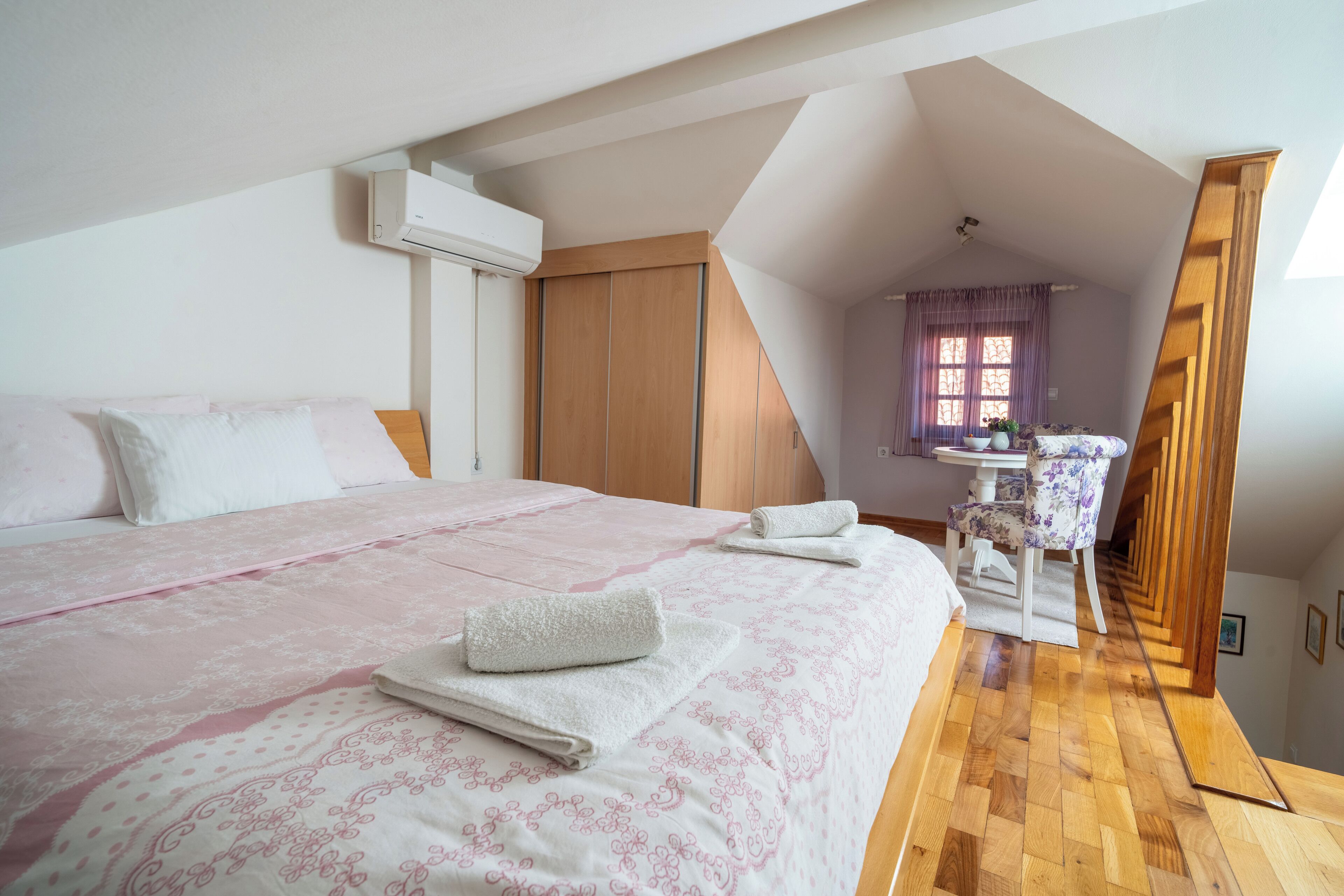 Duplex | Individually furnished, desk, blackout curtains, soundproofing