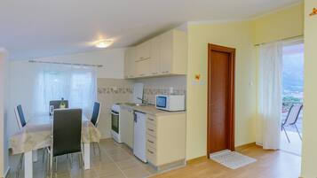 Apartment, 1 Bedroom, Sea View (5) | Private kitchen | Fridge, microwave, oven, stovetop