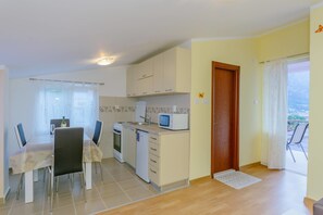 Apartamento, 1 quarto, vista para o mar (5) | Cozinha privada | Geladeira, micro-ondas, fogão, cooktop