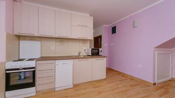 Departamento, 2 habitaciones | Cocina privada | Refrigerador, microondas, horno y parrilla de estufa