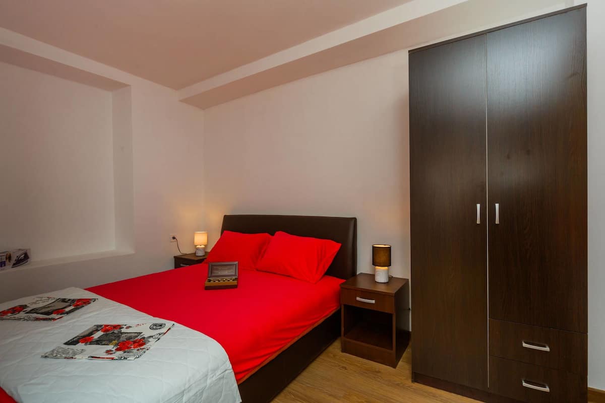 Apartment, 1 Bedroom, Mountain View (2) | 1 bedroom, desk, iron/ironing board, free WiFi