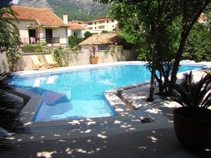 Outdoor pool, pool umbrellas, sun loungers - Hotel Dubrava (Budva)