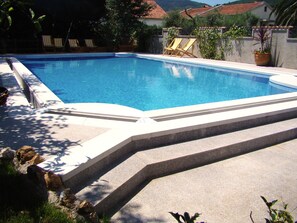 Outdoor pool, pool umbrellas, pool loungers - Hotel Dubrava (Budva)