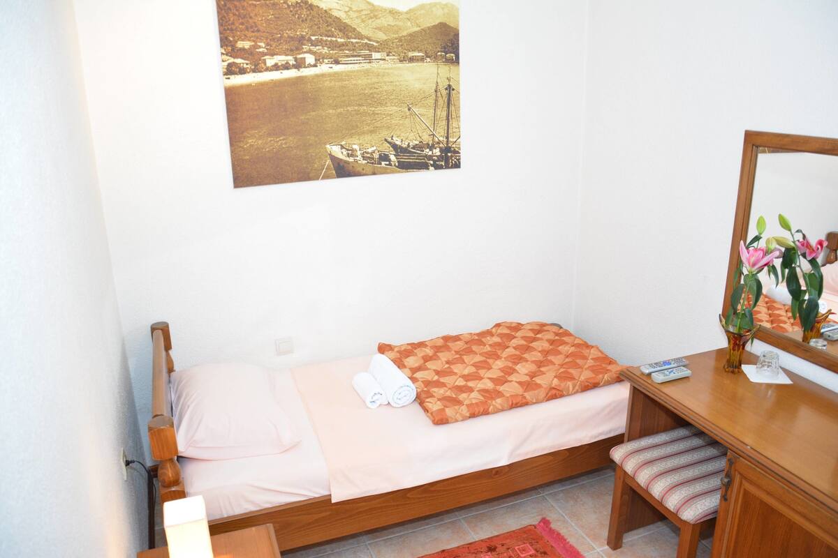 Single Room, Balcony | In-room safe, soundproofing, iron/ironing board, cribs (surcharge)